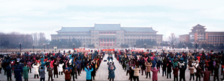 1998年，在中國吉林省長春市的一個公園裡，人們聚集在一起煉習法輪功
