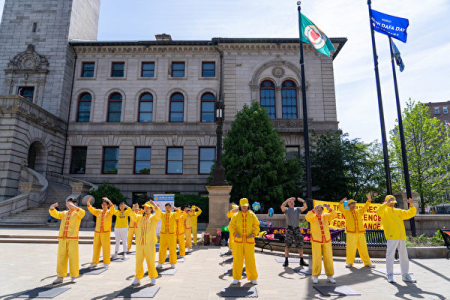 法輪功學員於2023年5月13日在麻薩諸塞州伍斯特市政廳外進行集體練功，以紀念世界法輪大法日